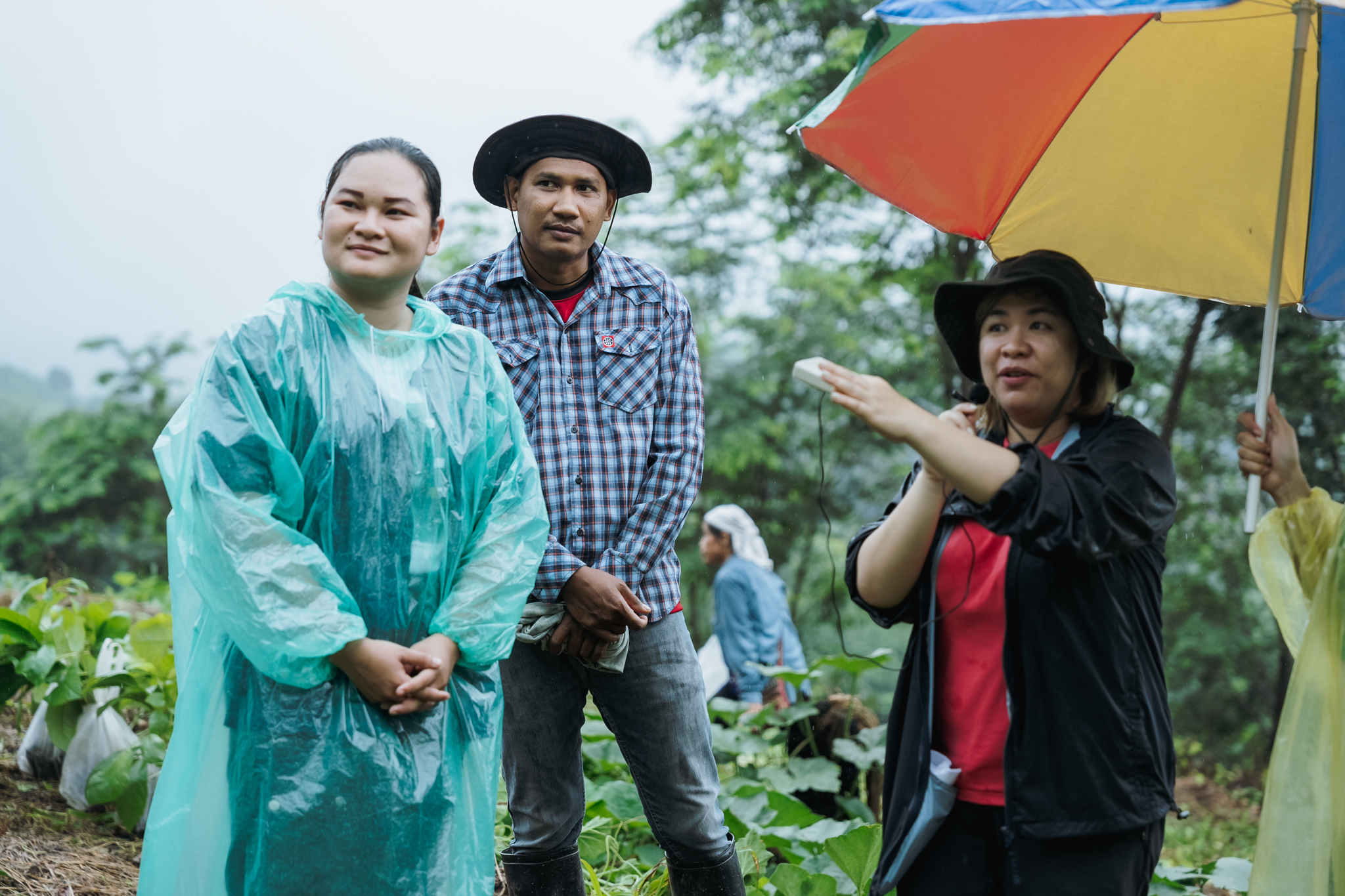 วรารัตน์ วุฒิ และอาภาภรณ์ ทองเสงี่ยม ผู้ประสานงานโครงการต้นไม้ของเรา รีคอฟ ประเทศไทย นำทีมเกษตรกรสาธิตการติดตามต้นไม้ในแปลงปลูก