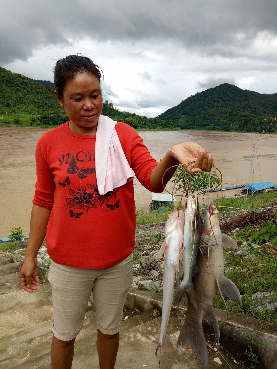 แม่ค้าปลาซึ่งเป็นแม่บ้านของพราณปลา ช่วยจัดเก็บปลาเพื่อนำไปบริโภคในครัวเรือนต่อไป อีกหนึ่งบทบาทสำคัญของผู้หญิง