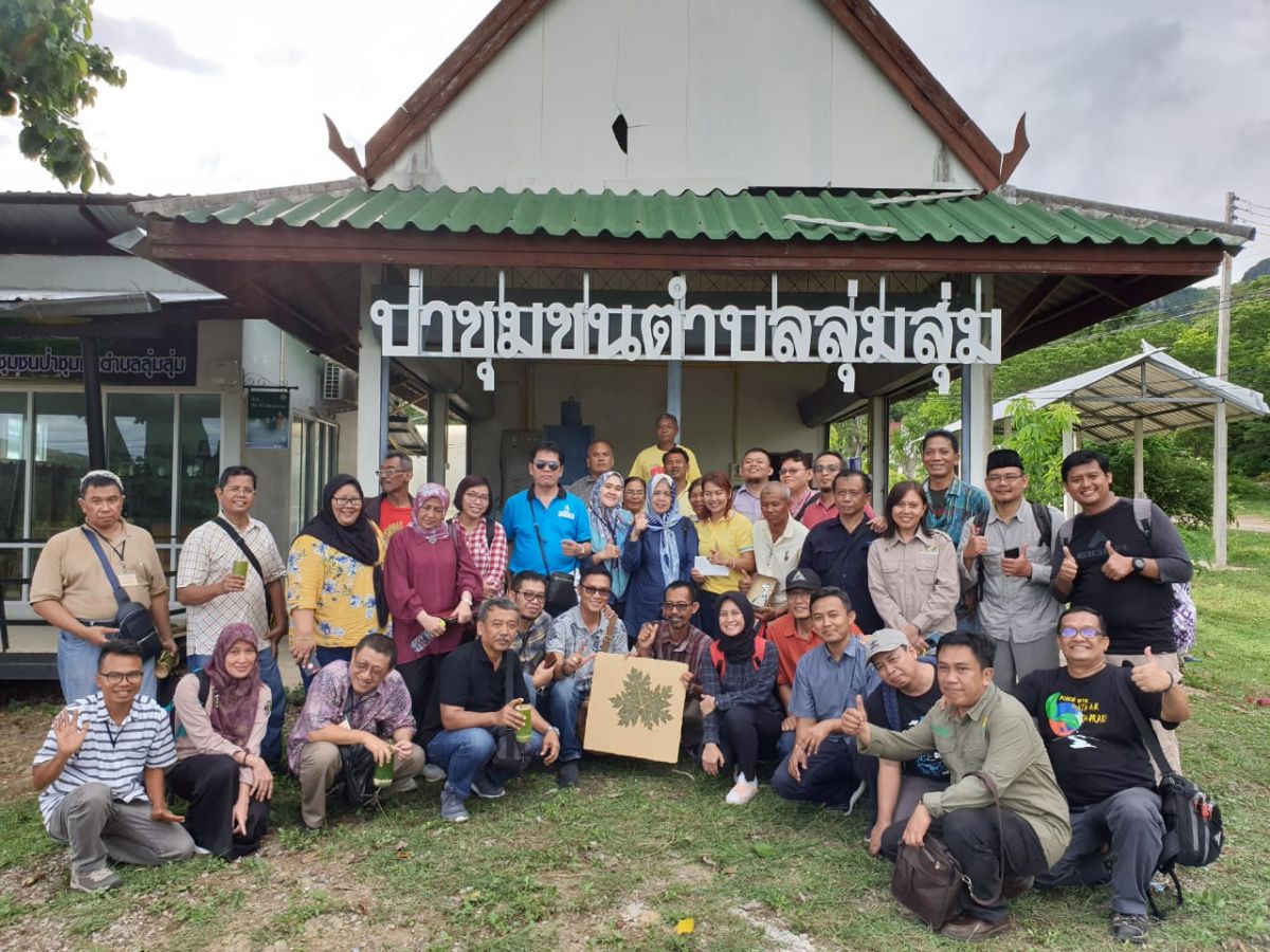 Participants from the Indonesian Ministry of Environment and Forestry visit Thailand. 