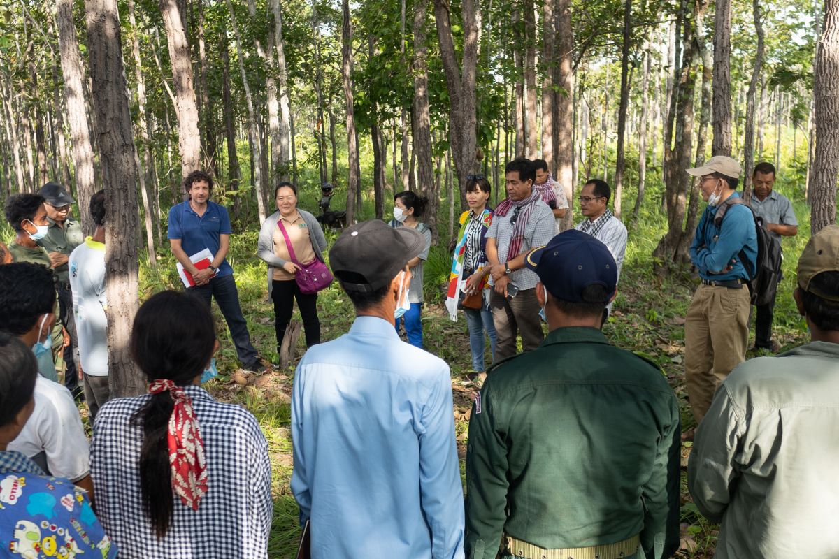Markus Buerli, SDC's Director of Cooperation, and Ly Sokunthea, manager of PAFF, speak with O Taneung Community Forest