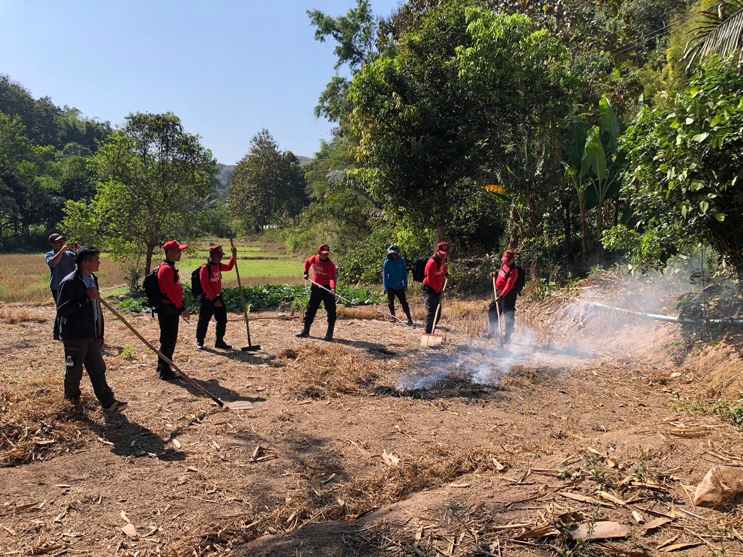 Local stakeholders in Rat-rat Pattana Village, including Doi Phu Kha National Park Forest Fire Control Station officials, attend a field training for safe fire control and suppression. Photo by RECOFTC.