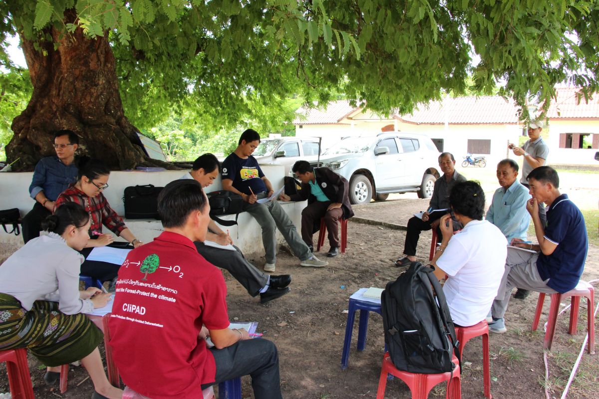 Trainees discussion with villager about the FPIC in their village