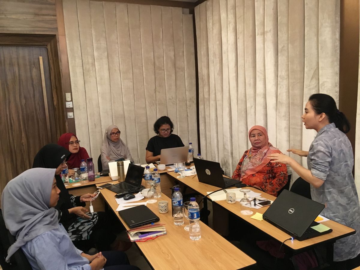 Suasana diskusi para Leader Program WAVES Indonesia, yang difasilitasi oleh Lissa (RECOFTC)
