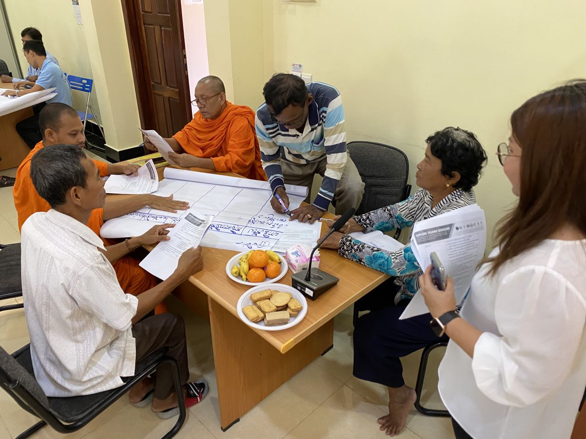 Local stakeholders chart out pressing concerns and propose viable solutions related to forests as part of a group exercise at the stakeholder consultation. Photo: RECOFTC