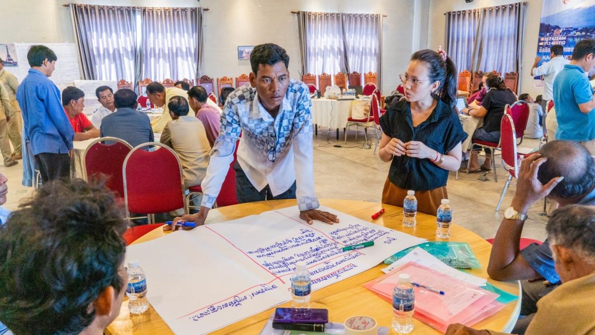 Sorn Pisey, RECOFTC Cambodia’s program officer, works with Ou Tabrok CFi management committee members to chart out the stakeholders’ need assessment.