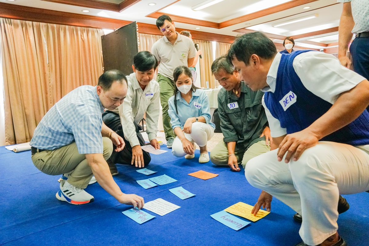 Participants map out the drivers of fire and outline the intricate challenges and solutions in fire management unique to their country contexts.  Photo: RECOFTC/Chinda Milayvong.