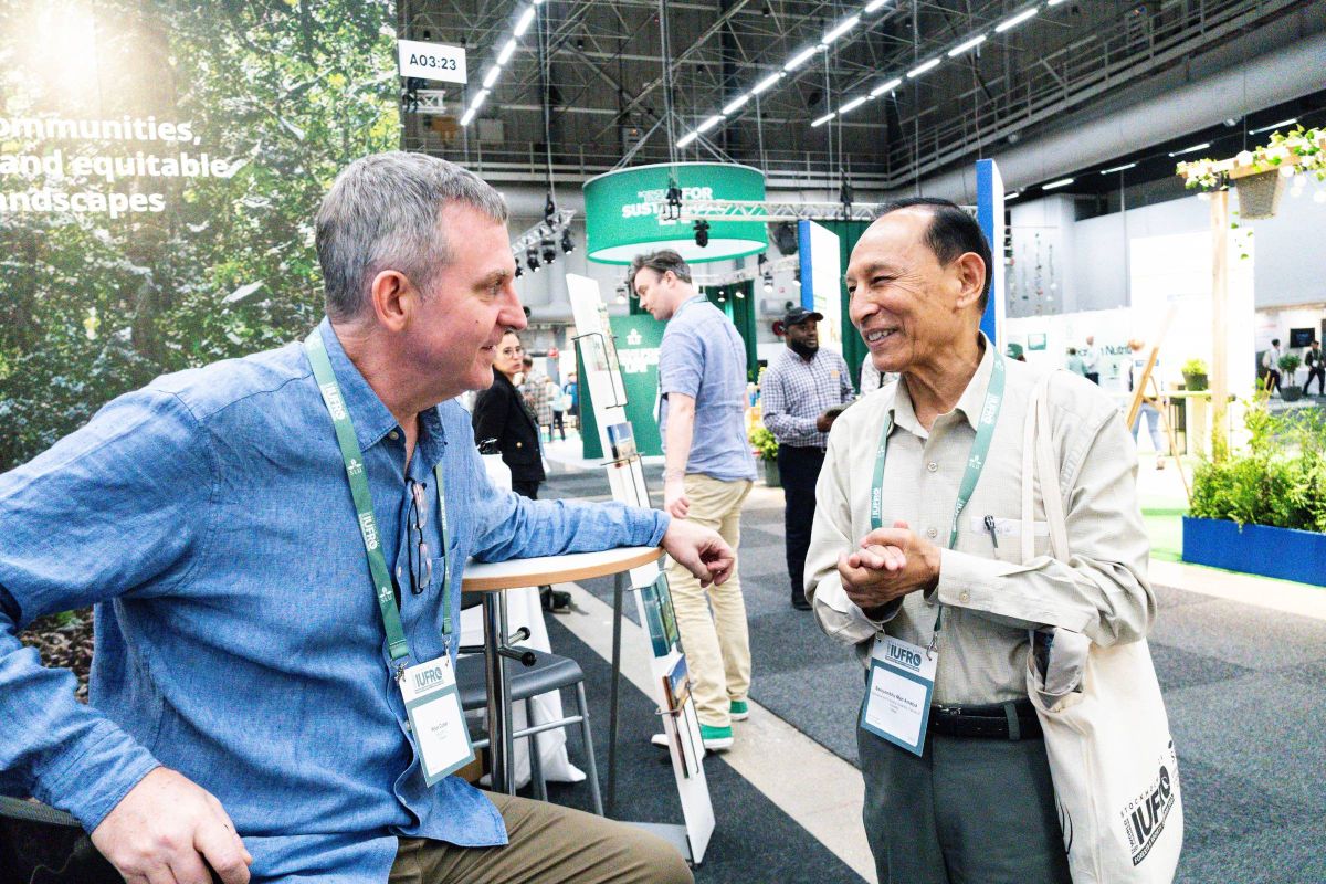   Peter Cutter shares a moment with Swoyambhu Man Amatya, a member of the Board of Trustees of RECOFTC Nepal.