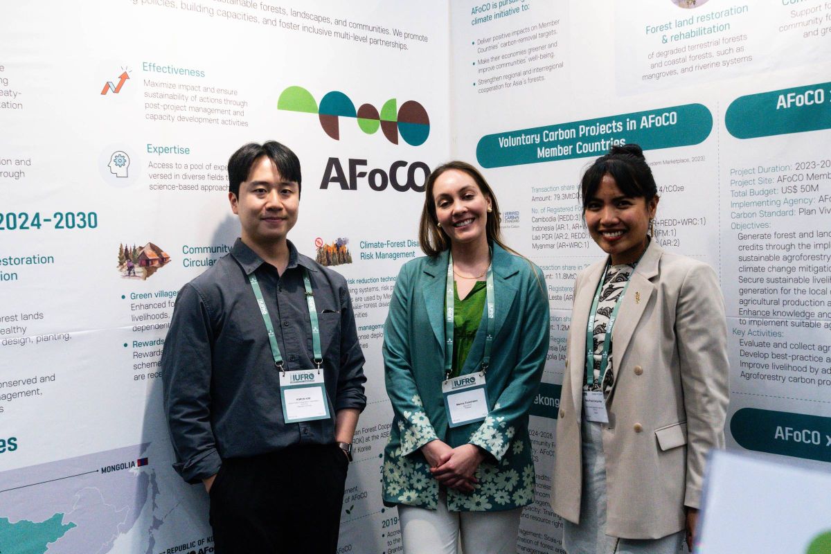 A photo with our neighbors and frequent partner Asian Forest Cooperation Organization (AFOCO) at the exhibition.