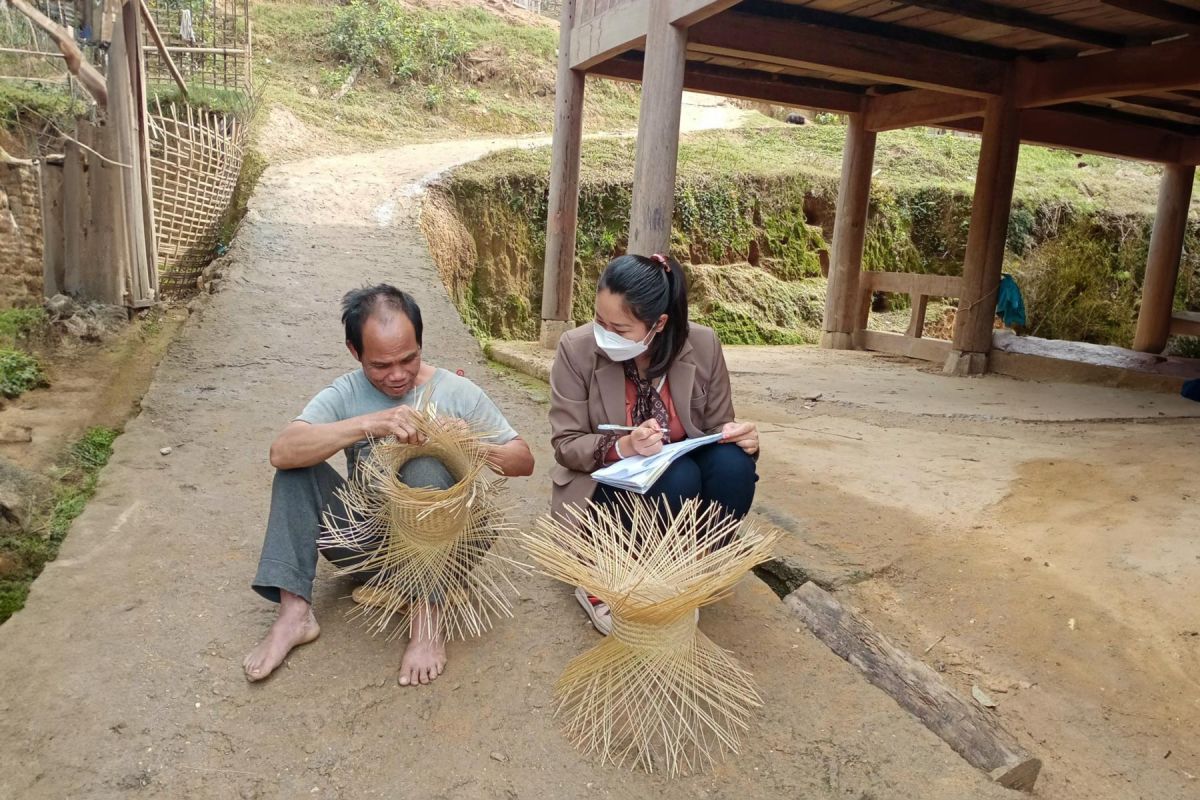 Researchers in Viet Nam conducted interviews to study tenure rights of ethnic minority women and men related to non-timber forest products among communities in the Western Nghe An Biosphere Reserve.