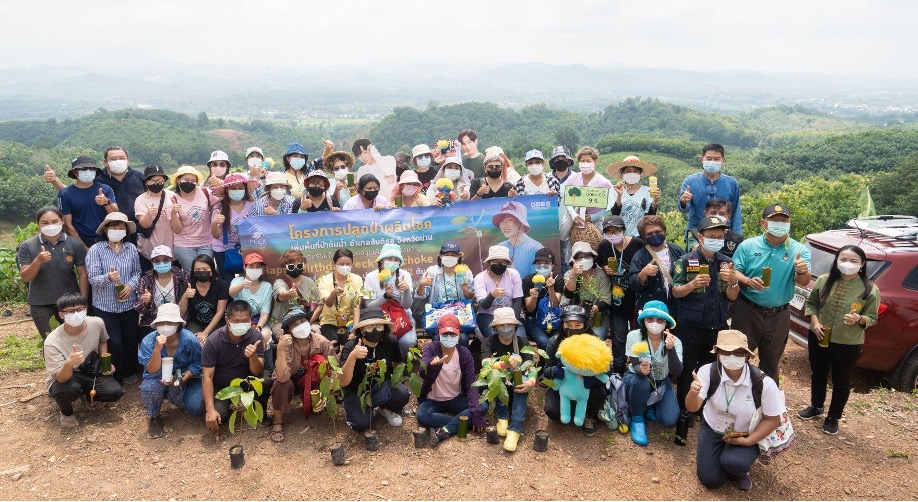 กลุ่มแฟนคลับของศิลปินไทย เป๊ก ผลิตโชค เดินทางไปที่อำเภอสันติสุขในเดือนกรกฎาคม 2565 เพื่อช่วยเกษตรกรปลูกต้นไม้