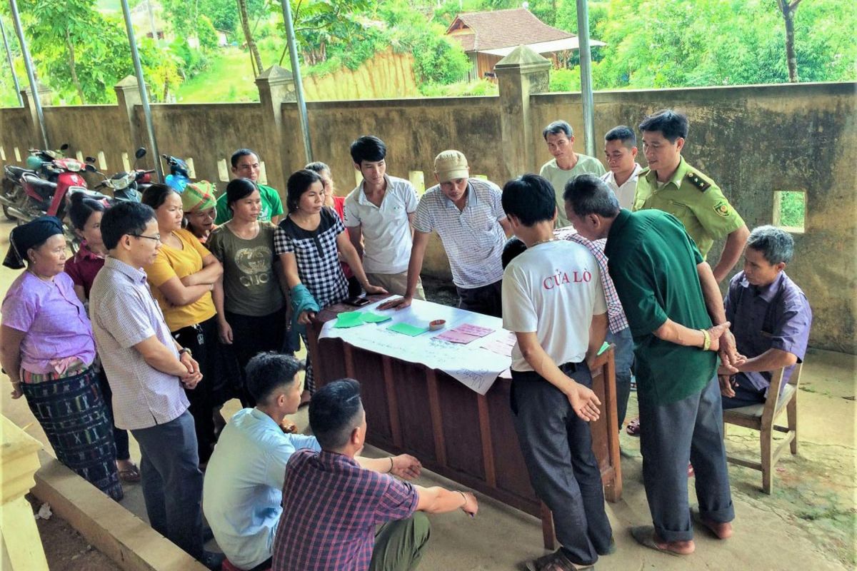 Villagers practice forest location mapping and identification of forest boundaries to prepare applications for forest land allocation and forest title certification, also known as Red book, Tuc Pang Village, Dong Van Commune, Nghe An, Viet Nam. 