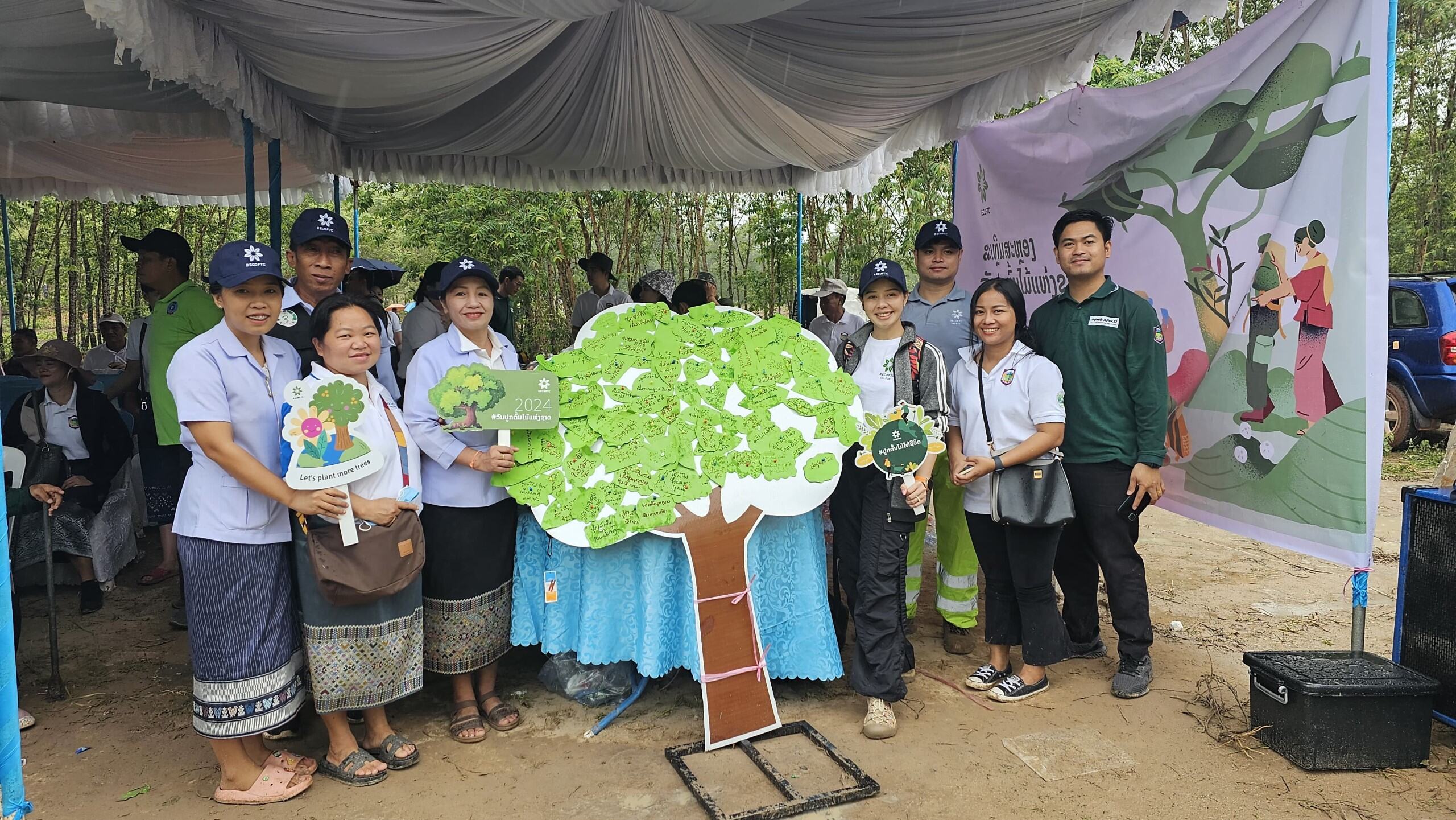 Community members and staff from the Ministry of Agriculture and Forestry, Department of Forestry and RECOFTC pose in front of the photo booth. 