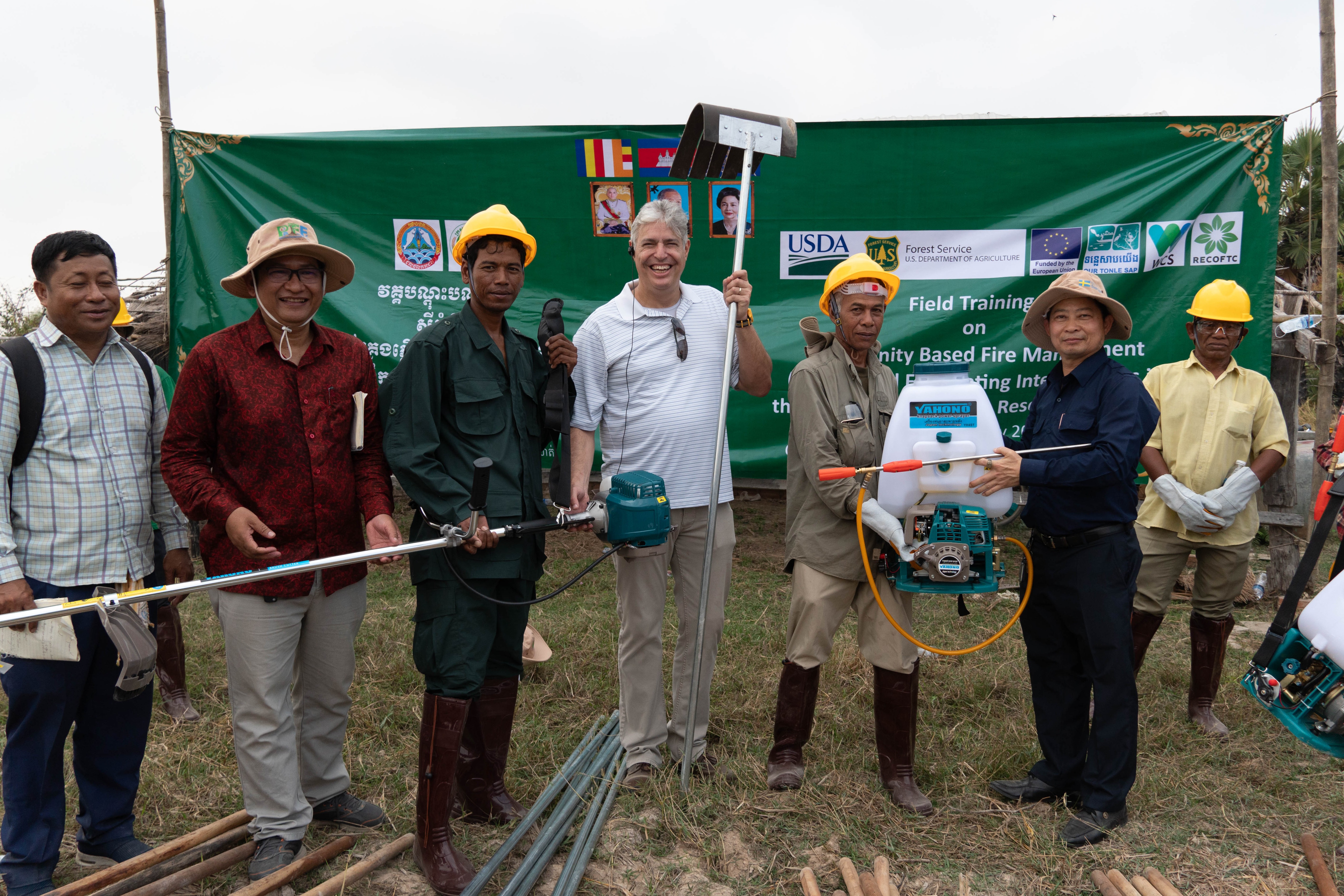 From right: Lay Viseth, Deputy Governor of Pursat Province (second), hands over a backpack sprinkler to Sa Ya, chief of Ou Ta Brok CFi at the field practicum in Ou Ta Brok. David Ganz, RECOFTC executive director; Loun Chan Leng, Secretary of Ou Ta Brok CFi; Chheang Kirivuth, RECOFTC Cambodia’s community forestry partnership coordinator and Samarth March, RECOFTC Cambodia’s field officer are also pictured. Photo by RECOFTC.