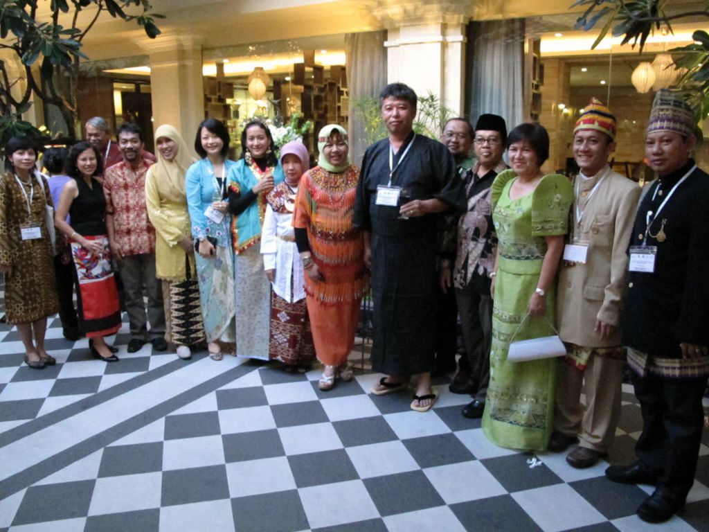 Participants in traditional drses