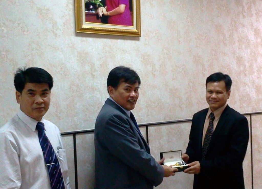 Dr. Tint L. Thaung with Dr. Damrong Sripraram, Vice President for Academic Service and Dr. Wanchai Arunpraparut , Dean of the Faculty of Forestry of Kasetsart University 
