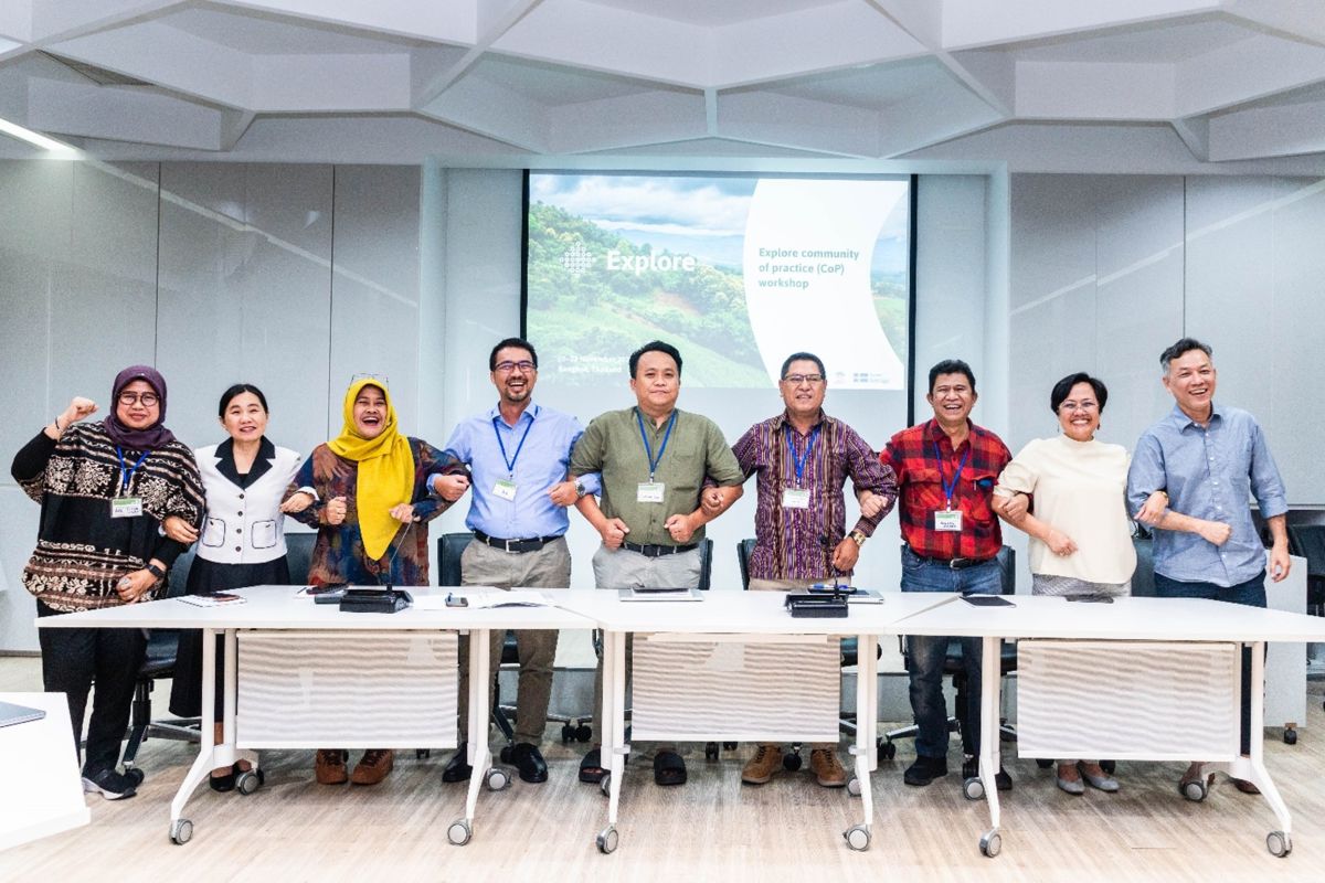 Ani Septiani Adiwinata (far left), senior national scientist at CIFOR-ICRAF, with panellists from the panel on landscape governance/resource dependence.