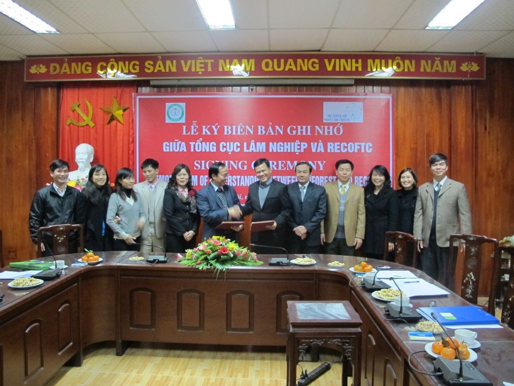 RECOFTC and Vietnam Administration of Forestry sign MOU