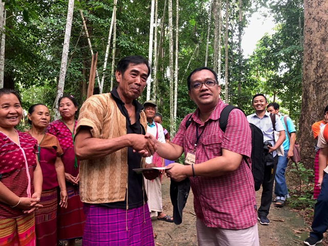 Asep Sugih Suntana receives a souvenir from the Head of Sub-District on behalf of the Indonesian delegation. ©RECOFTC