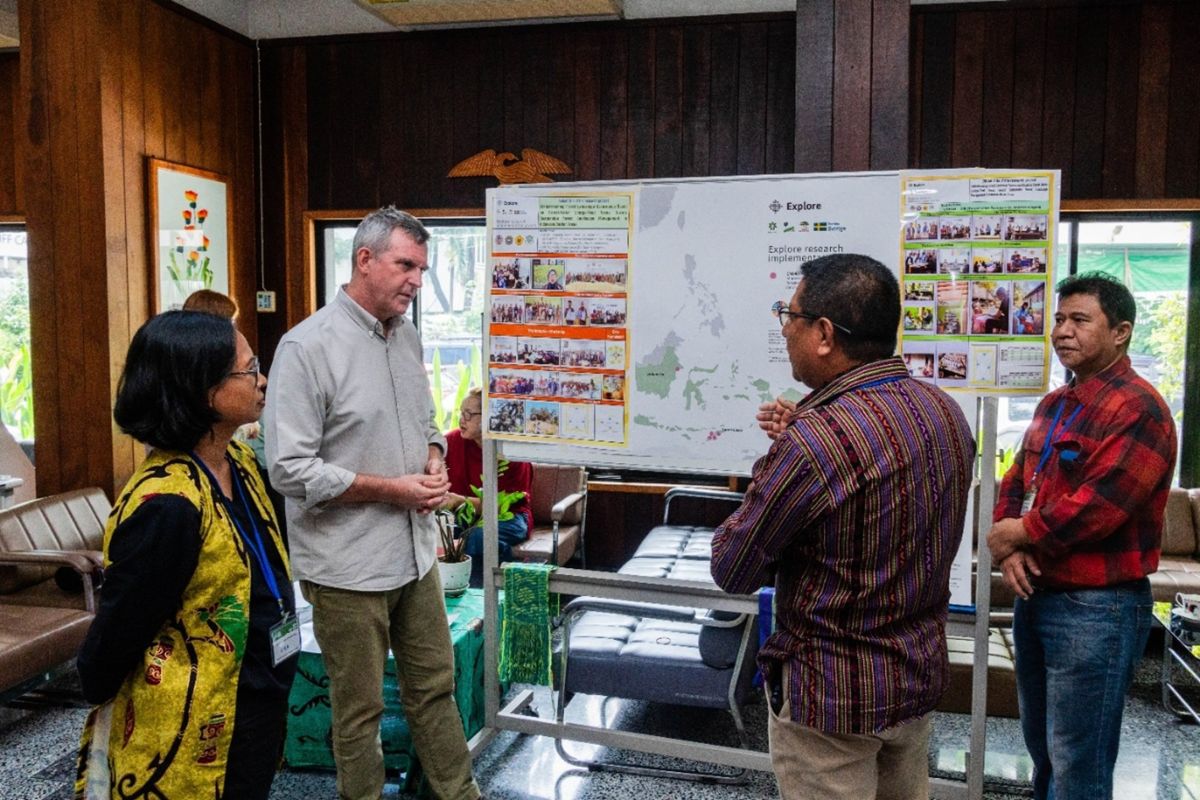 Peter Cutter (pictured second from left), unit director for programme coordination and technical services at RECOFTC, engages with research team members from Indonesia and Timor-Leste.