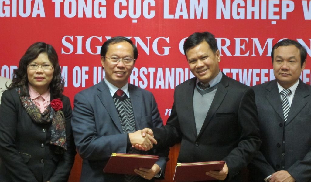 RECOFTC and Vietnam Administration of Forestry sign MOU