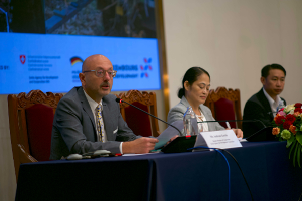 Andreas Gerrits, deputy director of cooperation at SDC, addresses the dialogue attendees. He is pictured alongside Thavichanh Thiengthepvongsa of Lao PDR’s Investment Promotion Department and Phanxay Ingxay of the Department of Agriculture Extension and Cooperatives. 