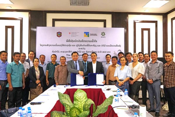 Dr. Somvang Phimmavong, Director General of the Department of Forestry (middle left), and Mr. Bounyadeth Phouangmala, Country Director of RECOFTC Lao PDR (middle right), signed the MoU.