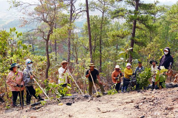 Women and men in Toa Cat village participate in a demonstration on post-fire management.