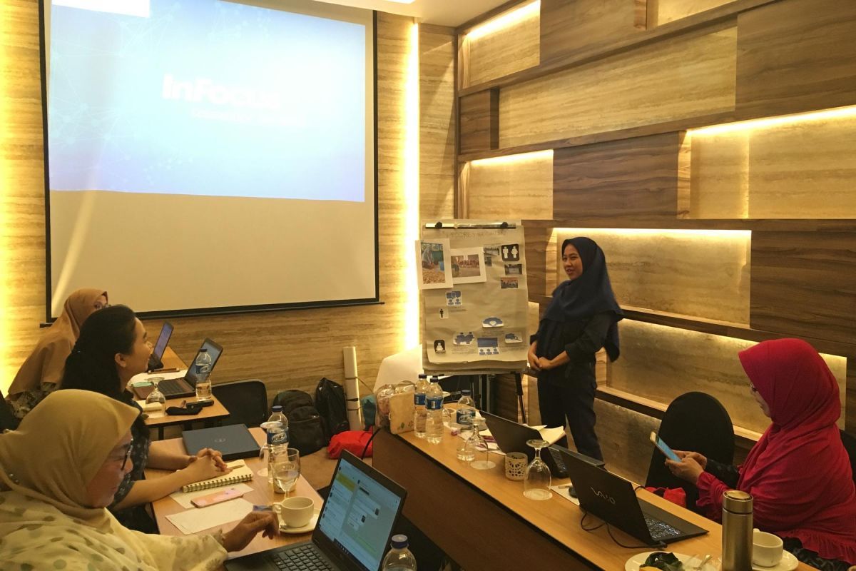 Namira (standing in black) presented her workplan during a training to other WAVES leaders, April 2019.